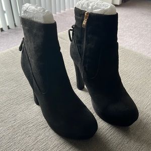 Bonnibel Size 8 faux suede ankle boots